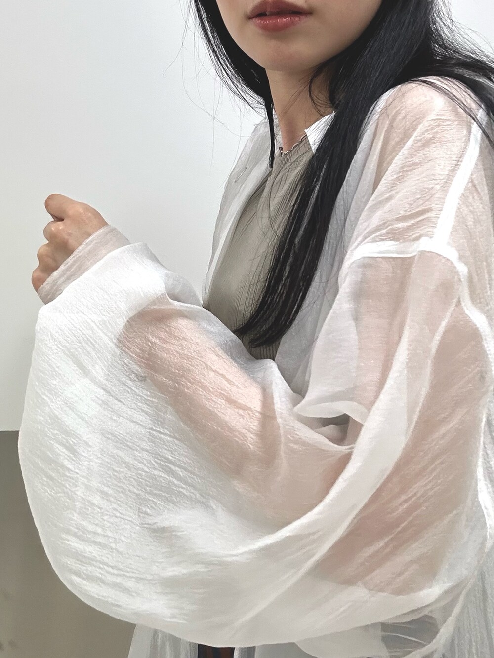 ホワイト系のシャツ/ブラウス、ブルー系のスラックス、ベージュ系のTシャツ/カットソーを着用したレディースの夏コーディネートの5枚目の写真