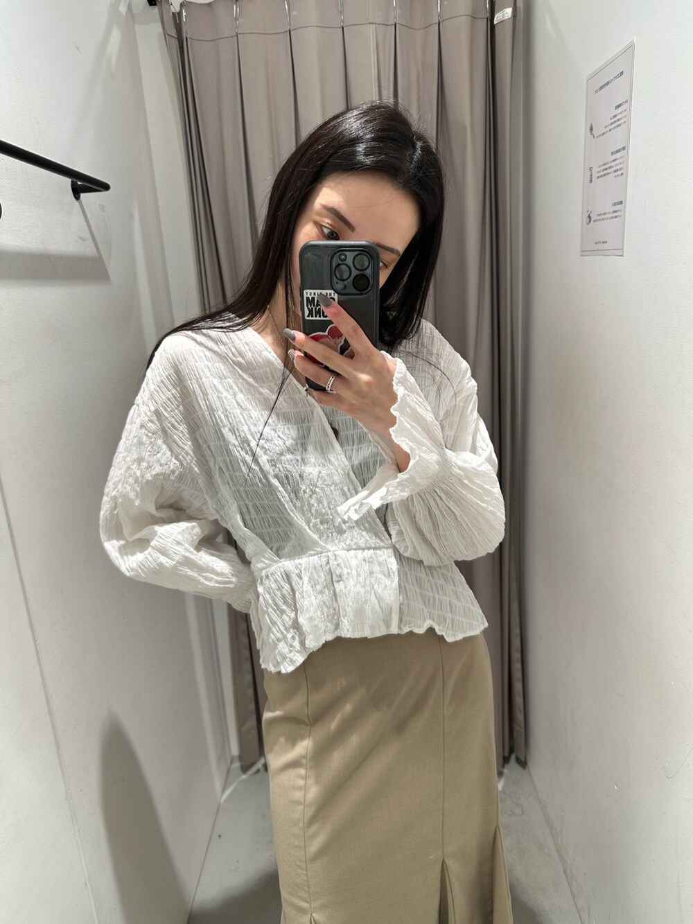 ホワイト系のシャツ/ブラウス、ベージュ系のスカート、ブラック系のブーツを着用したレディースの春コーディネートの8枚目の写真