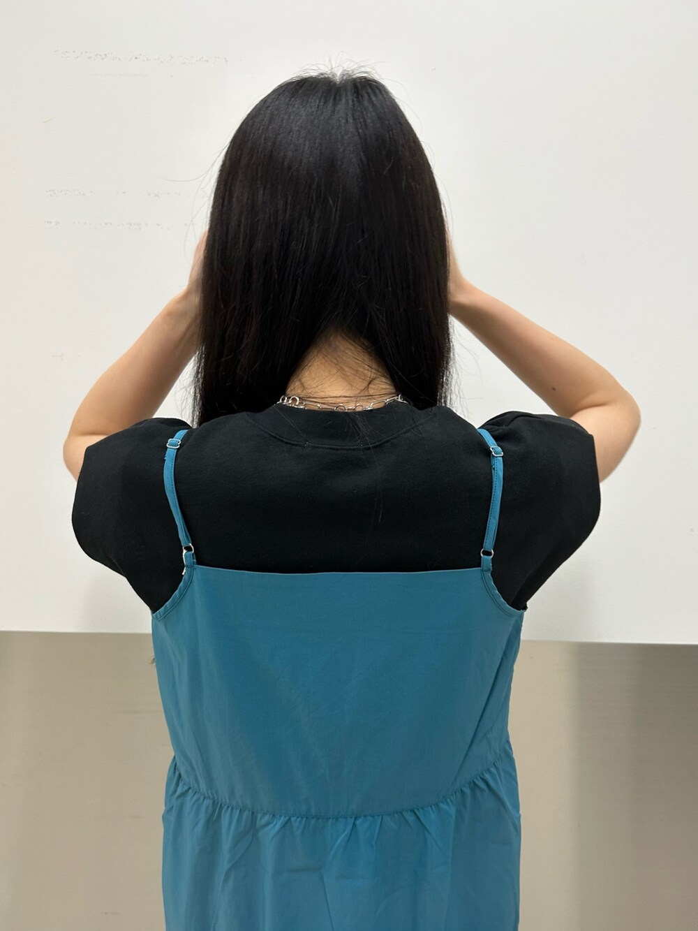 ブルー系のワンピース、ブラック系のTシャツ/カットソー、ブラック系のサンダルを着用したレディースの春コーディネートの5枚目の写真