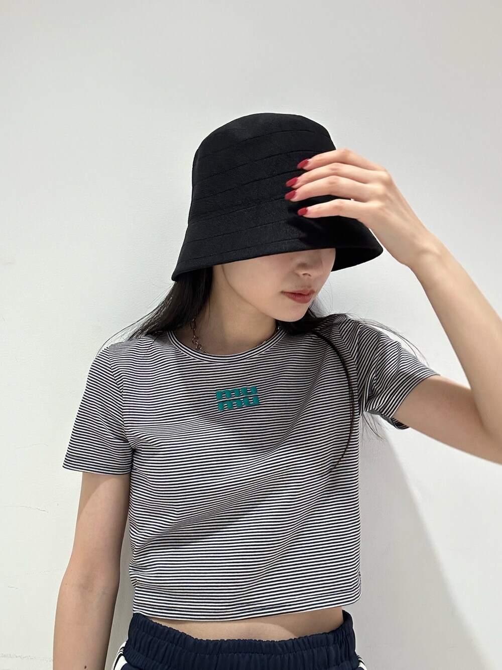 「トラックパンツ、トレンドコーデ、20代、20代後半、ムルーア、murua、チビT」｜「MURUAのサイドスリットトラックパンツ（その他パンツ、ブルー系）」を使った、飯村 美沙さん（レディース・156cm）の夏コーディネートの5枚目の写真