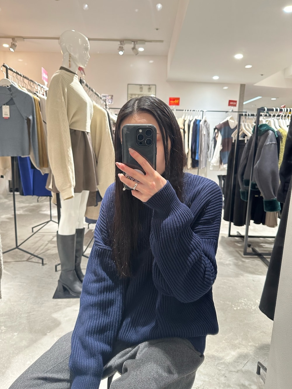 グレー系のスラックス、ブルー系のニット/セーターを着用したレディースの冬コーディネートの7枚目の写真