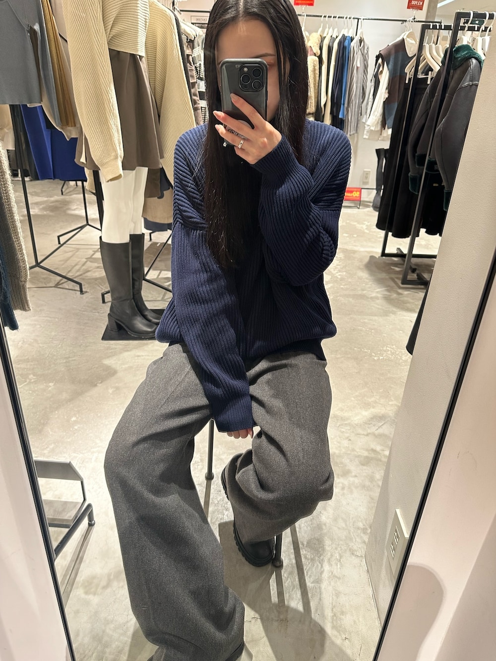 グレー系のスラックス、ブルー系のニット/セーターを着用したレディースの冬コーディネートの6枚目の写真