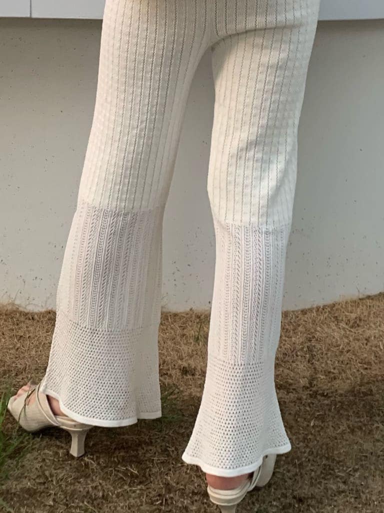 ホワイト系のサンダル、ホワイト系のTシャツ/カットソー、ホワイト系のスウェットパンツを着用したレディースの夏コーディネートの4枚目の写真