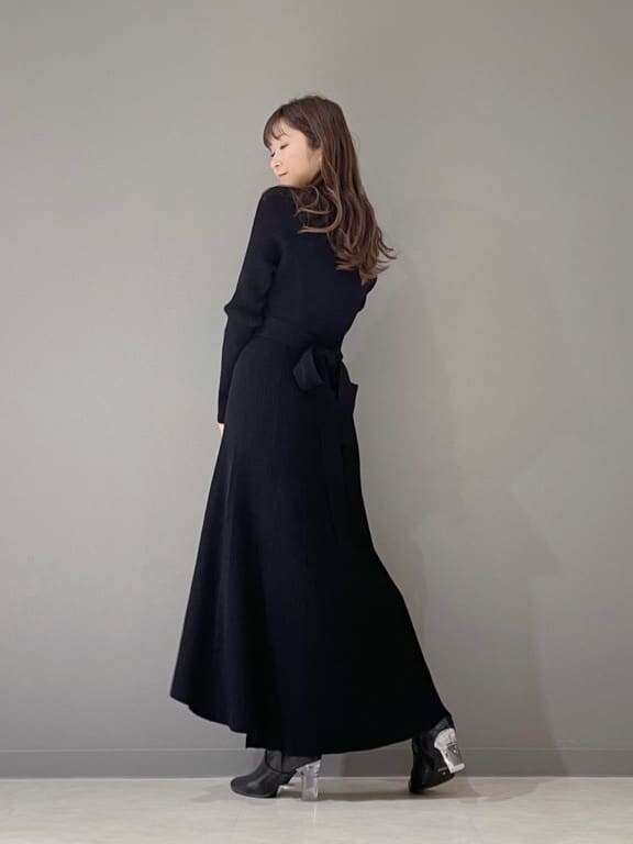 ブラック系のワンピース、ブラック系のその他シューズ、イエロー系のショルダーバッグを着用したレディースの冬コーディネートの8枚目の写真