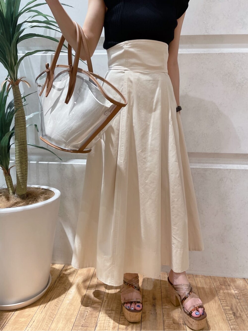 ホワイト系のスカート、ブラック系のニット/セーターを着用したレディースの夏コーディネートの4枚目の写真