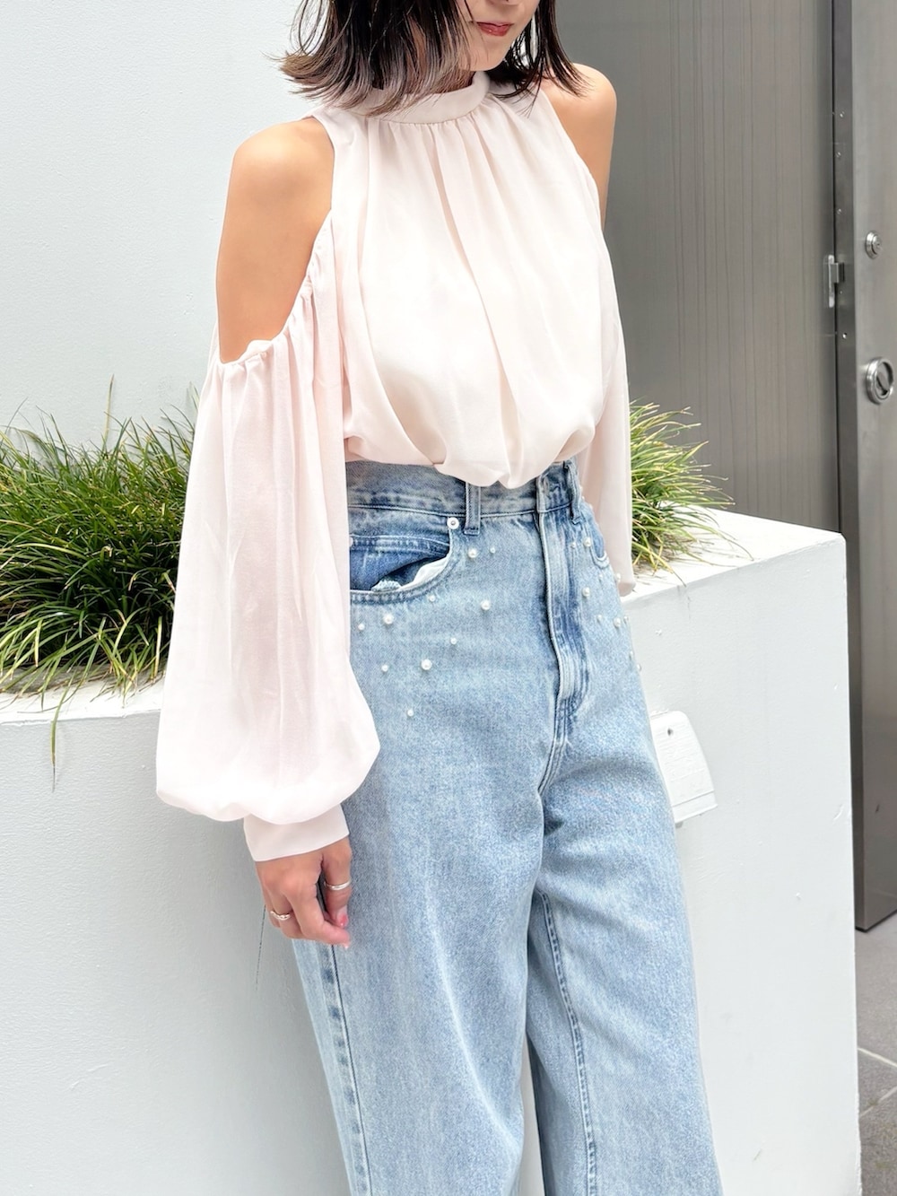 ブルー系のデニムパンツ、ピンク系のシャツ/ブラウスを着用したレディースの秋コーディネートの7枚目の写真