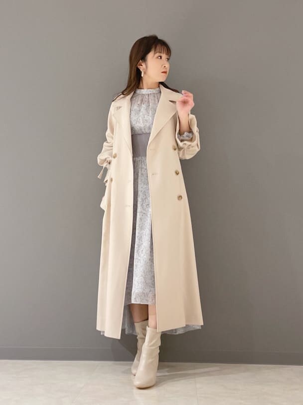 ベージュ系のその他シューズ、ベージュ系のトレンチコート、ブルー系のワンピースを着用したレディースの冬コーディネートの7枚目の写真
