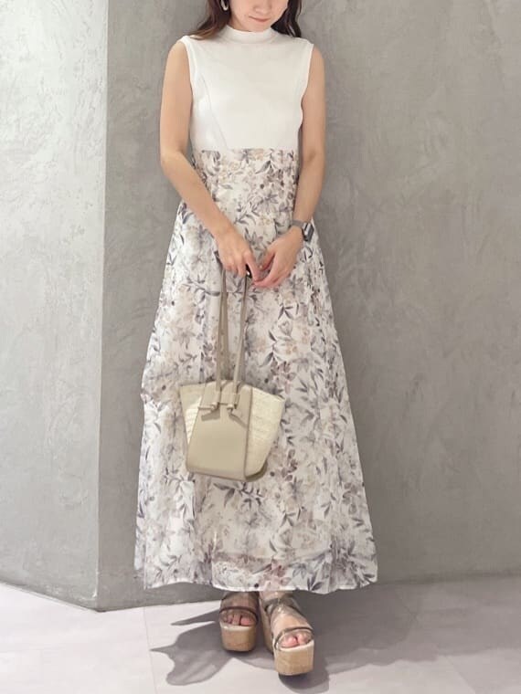 グリーン系のサンダル、ホワイト系のワンピース、シルバー系のピアス（両耳用）を着用したレディースの夏コーディネートの8枚目の写真