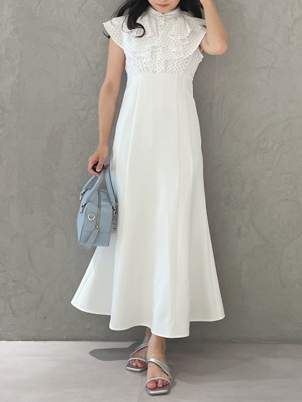 ブルー系のボストンバッグ、シルバー系のサンダル、その他のワンピースを着用したレディースの春コーディネートの7枚目の写真