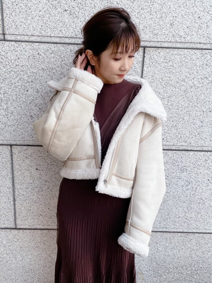 ホワイト系のテーラードジャケット、ブラウン系のワンピースを着用したレディースの秋コーディネートの4枚目の写真