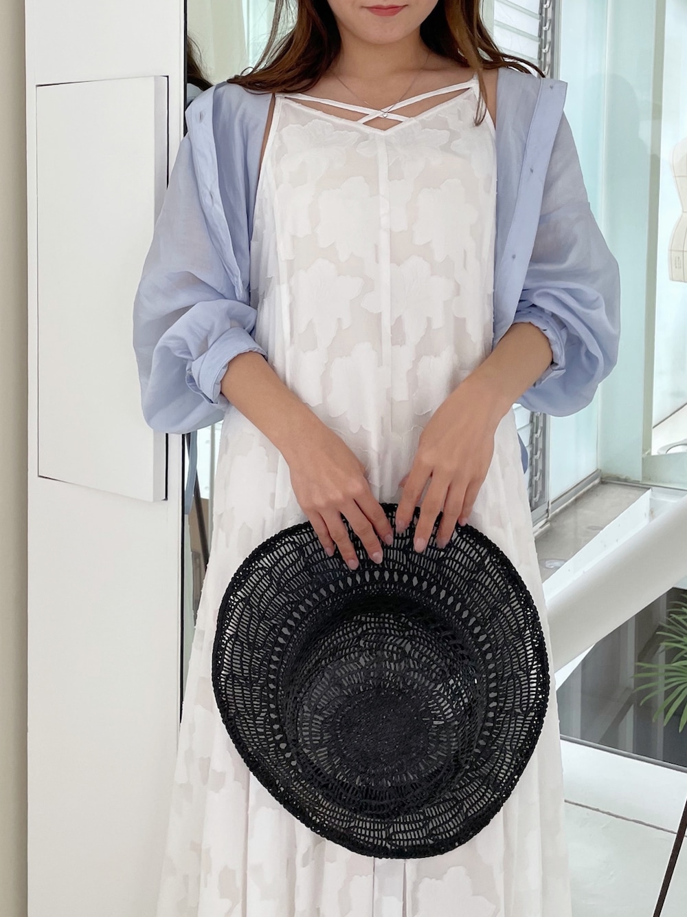 ホワイト系のワンピース、ブルー系のシャツ/ブラウス、ブラック系のサンダルを着用したレディースの春コーディネートの3枚目の写真