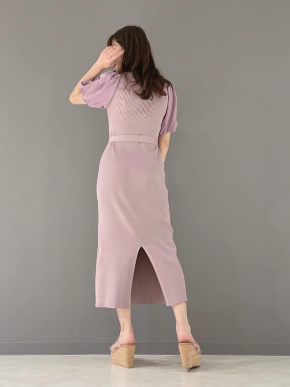 ピンク系のワンピース、ホワイト系のハンドバッグ、その他のサンダルを着用したレディースの春コーディネートの7枚目の写真