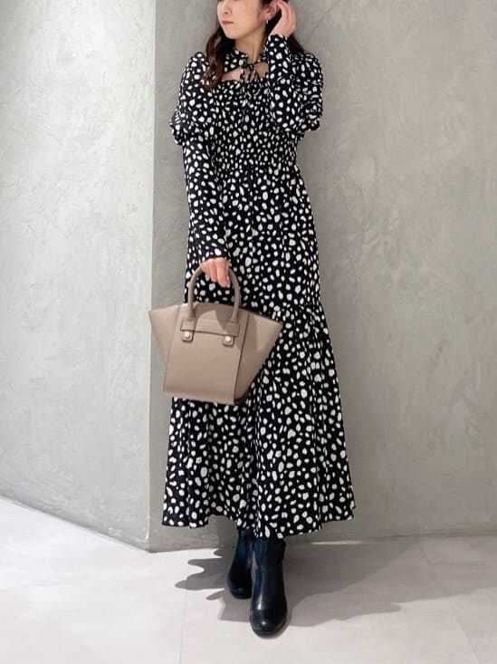 ブラック系のワンピースを着用したレディースの秋コーディネートの9枚目の写真