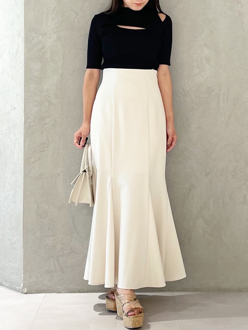 ピンク系のスカート、ブラウン系のサンダル、ベージュ系のショルダーバッグを着用したレディースの夏コーディネートの5枚目の写真