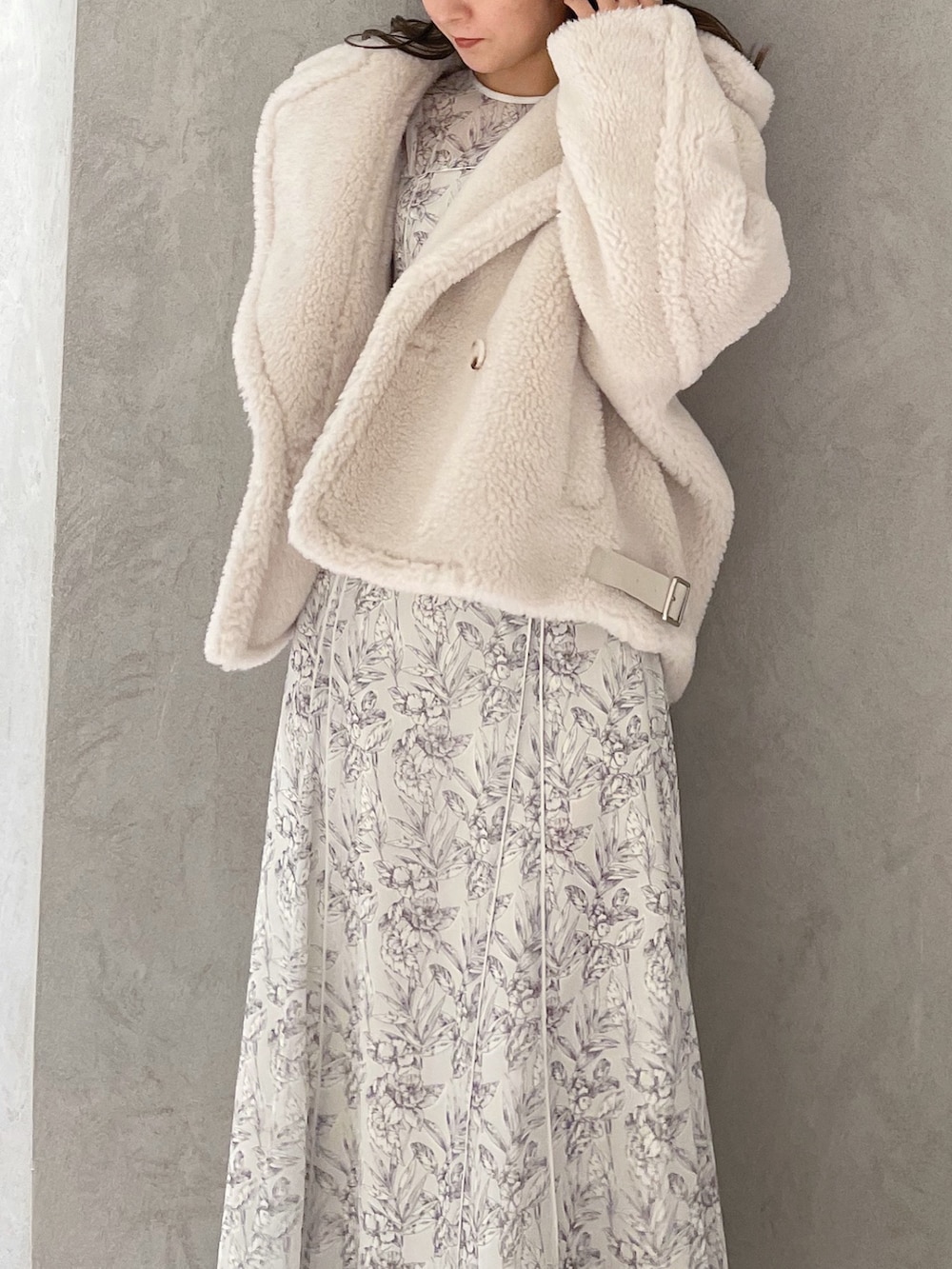 ホワイト系のワンピース、ホワイト系のその他アウター、ブラック系のブーツを着用したレディースの秋コーディネートの2枚目の写真