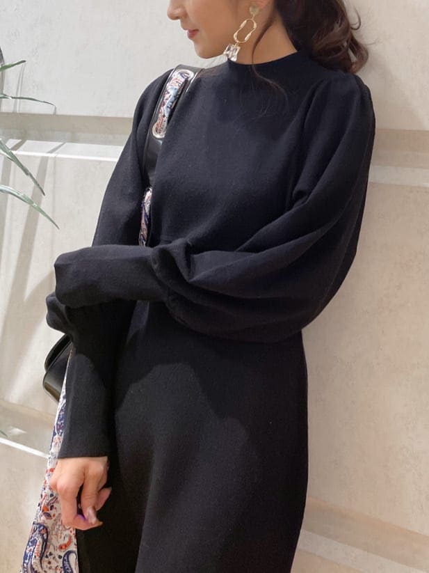 ブラック系のブルゾン、ブラック系のワンピース、ブラック系のブーツを着用したレディースの冬コーディネートの8枚目の写真