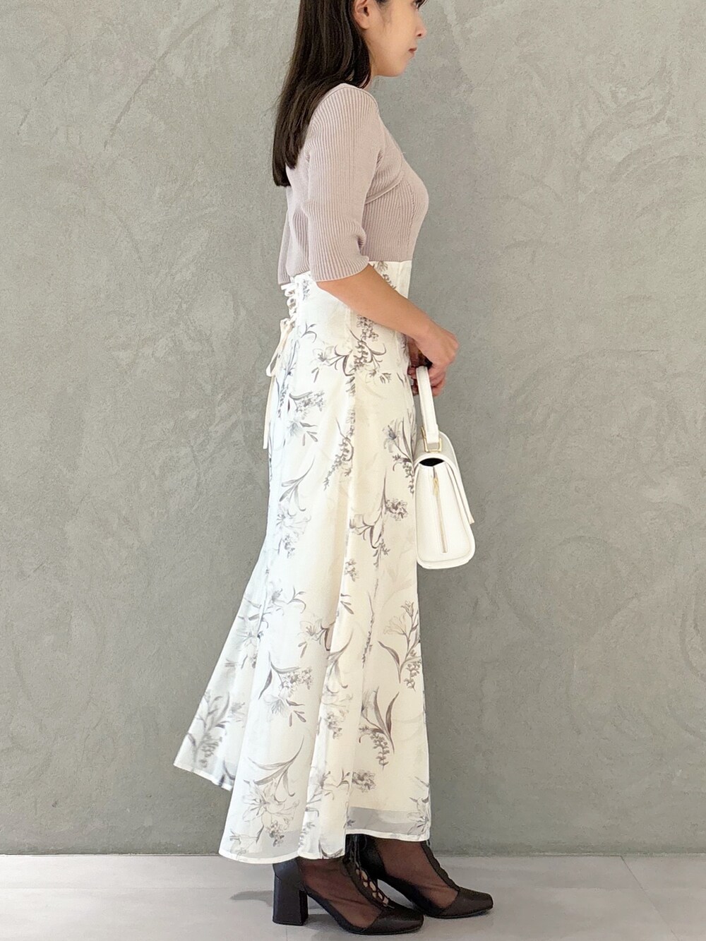 ベージュ系のワンピース、ブラウン系のブーツ、ホワイト系のショルダーバッグを着用したレディースの秋コーディネートの5枚目の写真