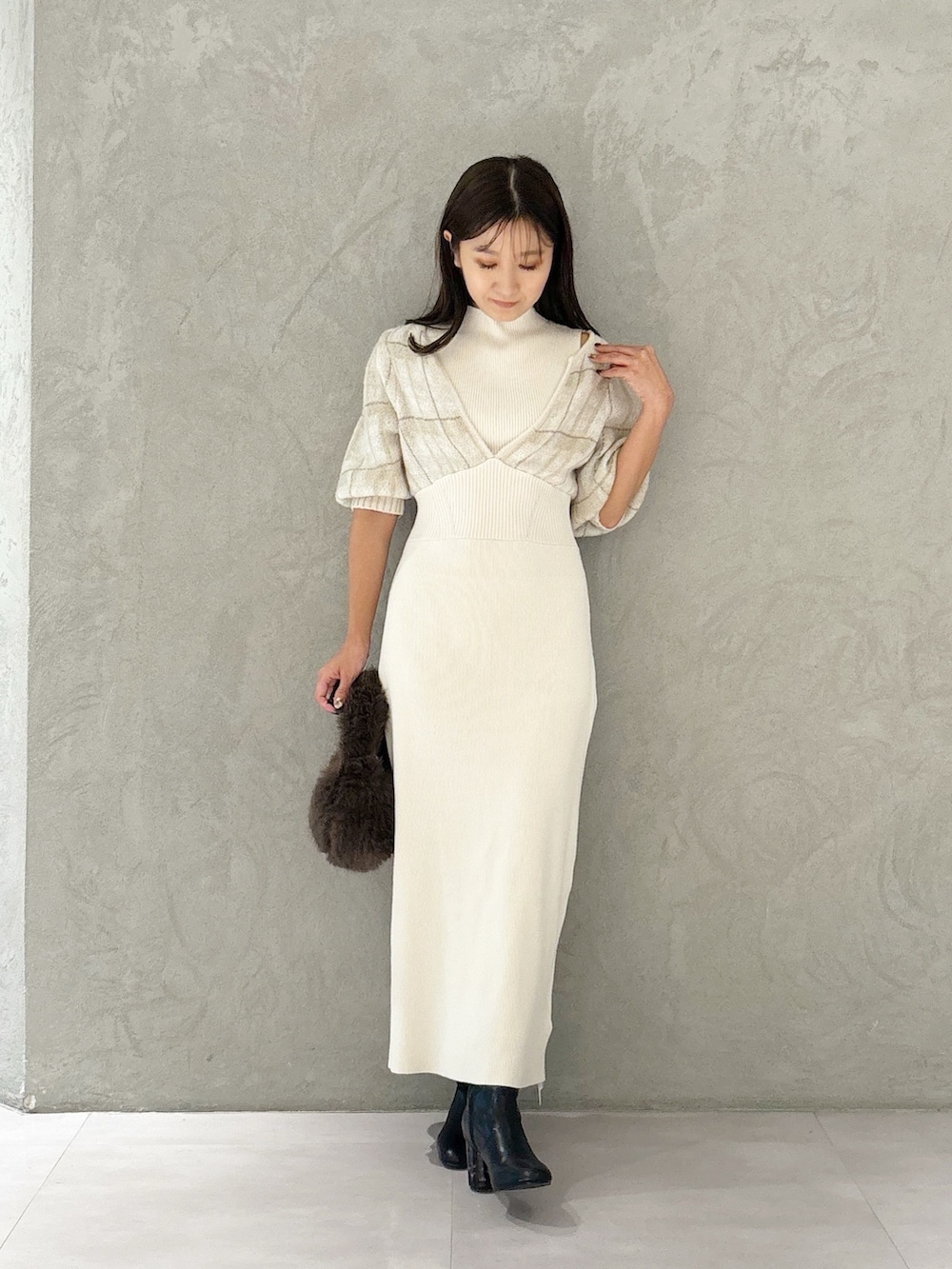 ホワイト系のワンピース、ブラック系のブーツ、ブラウン系のハンドバッグを着用したレディースの秋コーディネートの6枚目の写真