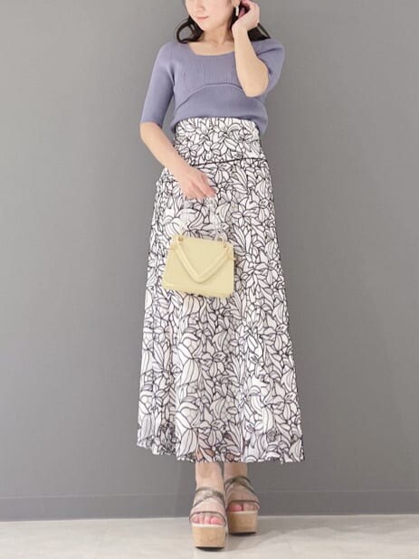 イエロー系のショルダーバッグ、ホワイト系のテーラードジャケット、グリーン系のサンダルを着用したレディースの春コーディネートの9枚目の写真