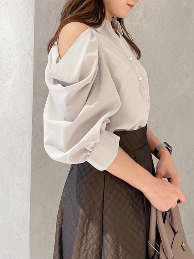 グリーン系のシャツ/ブラウス、ブラウン系のスカート、ブラック系のサンダルを着用したレディースの夏コーディネートの5枚目の写真