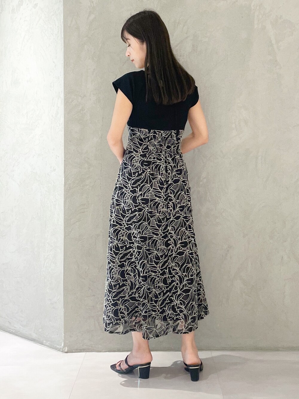 ブラック系のサンダル、ブラック系のショルダーバッグ、ブラック系のワンピースを着用したレディースの夏コーディネートの3枚目の写真