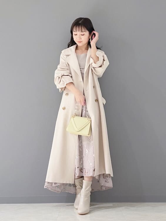 ベージュ系のその他シューズ、ベージュ系のトレンチコート、イエロー系のショルダーバッグを着用したレディースの冬コーディネートの8枚目の写真