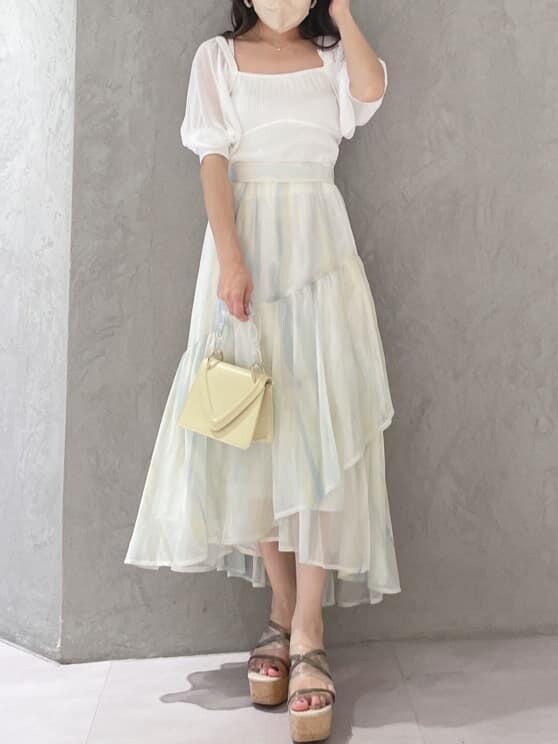 グリーン系のサンダル、グリーン系のスカート、ホワイト系のニット/セーターを着用したレディースの春コーディネートの8枚目の写真