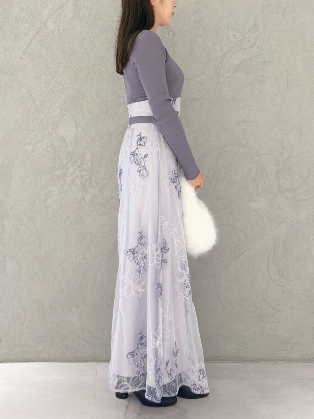 パープル系のワンピース、ブラック系のブーツ、ホワイト系のハンドバッグを着用したレディースの秋コーディネートの7枚目の写真