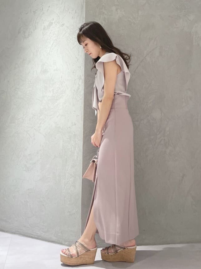 ピンク系のショルダーバッグ、グリーン系のサンダル、ピンク系のニット/セーターを着用したレディースの春コーディネートの6枚目の写真