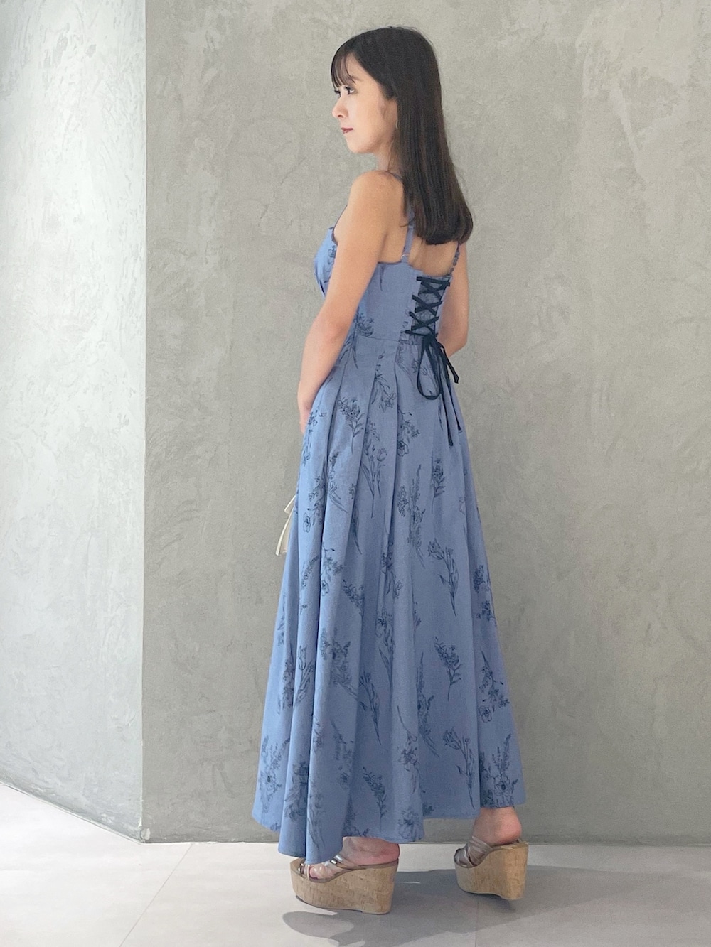 ブルー系のワンピース、ブラウン系のサンダル、ベージュ系のショルダーバッグを着用したレディースの夏コーディネートの2枚目の写真