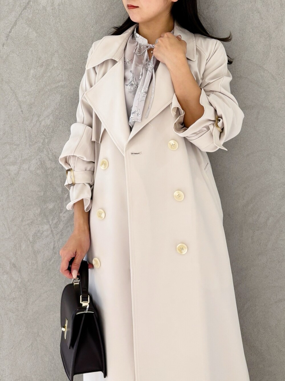 ピンク系のワンピース、ブラック系のブーツ、ブラウン系のハンドバッグを着用したレディースの春コーディネートの6枚目の写真