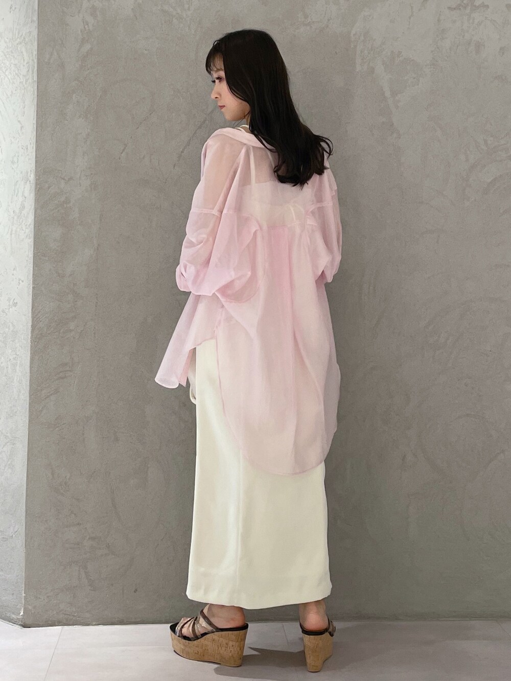 ホワイト系のワンピース、ピンク系のシャツ/ブラウス、ホワイト系のトートバッグを着用したレディースの春コーディネートの5枚目の写真