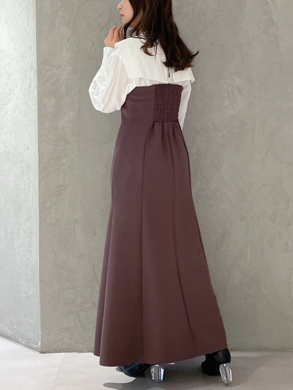 パープル系のワンピースを着用したレディースの冬コーディネートの6枚目の写真