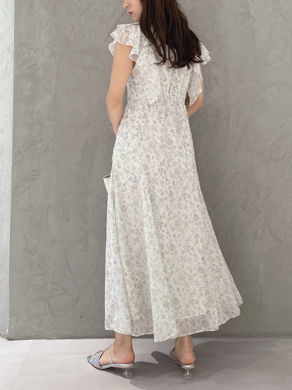 ホワイト系のワンピース、シルバー系のサンダル、ホワイト系のトートバッグを着用したレディースの夏コーディネートの3枚目の写真