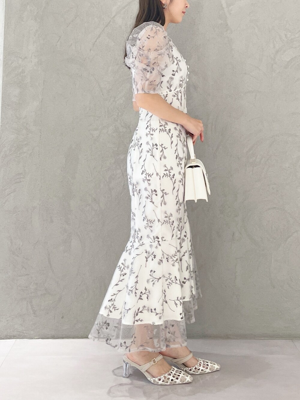 その他のパンプス、ホワイト系のショルダーバッグ、グレー系のワンピースを着用したレディースの春コーディネートの2枚目の写真