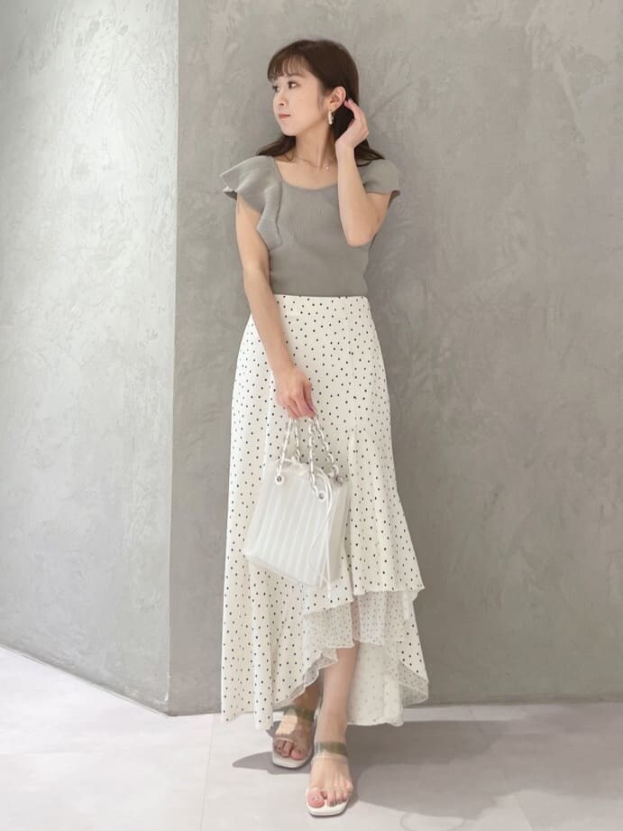 ホワイト系のハンドバッグ、グリーン系のサンダル、ホワイト系のスカートを着用したレディースの春コーディネートの9枚目の写真