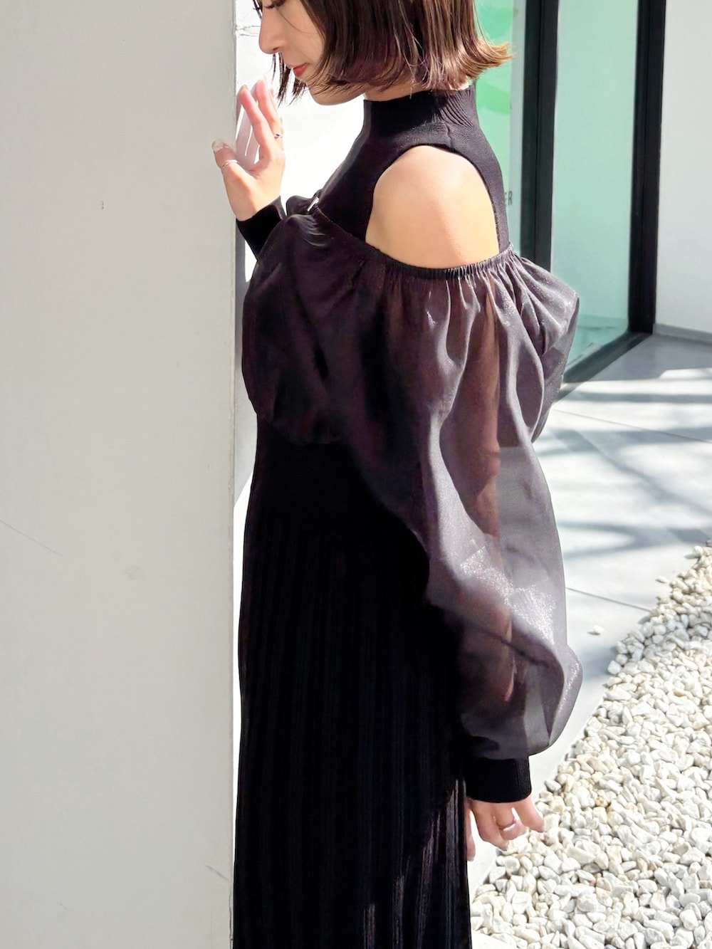 ブラック系のワンピース、ブラック系のブーツを着用したレディースの冬コーディネートの7枚目の写真