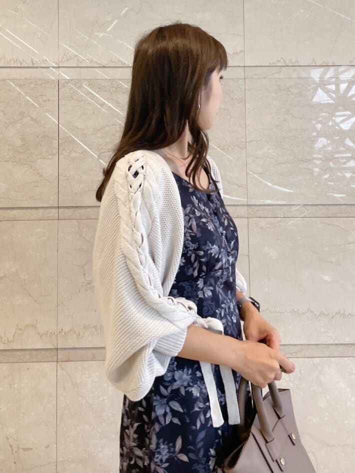 ブルー系のワンピース、ホワイト系のカーディガン/ボレロ、ブラック系のサンダルを着用したレディースの夏コーディネートの4枚目の写真