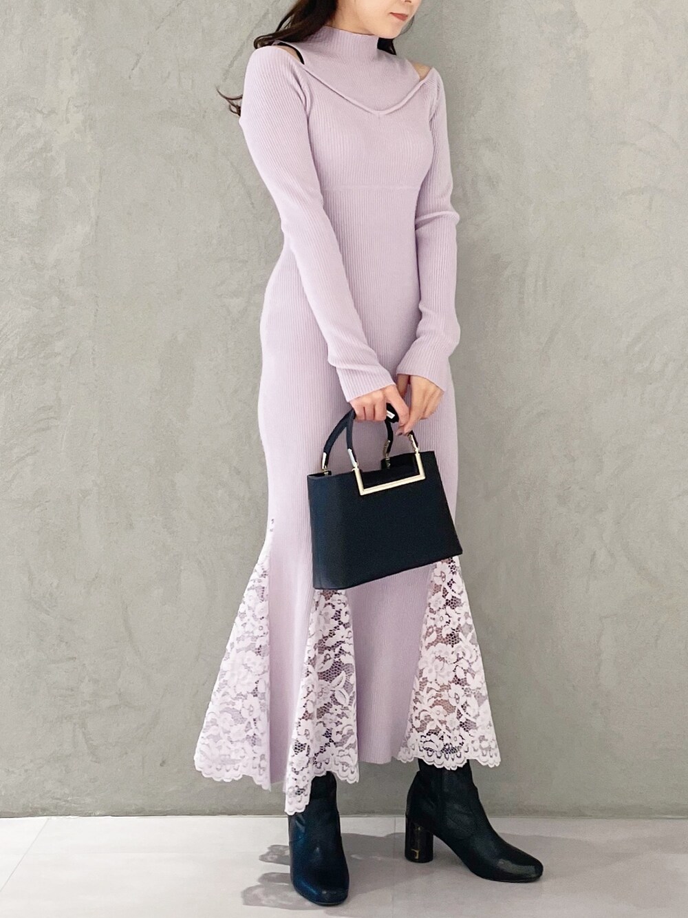 ピンク系のワンピース、ブラック系のブーツ、ブラック系のハンドバッグを着用したレディースの冬コーディネートの4枚目の写真