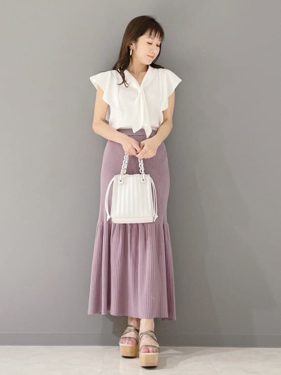 ホワイト系のハンドバッグ、ホワイト系のニット/セーター、グリーン系のサンダルを着用したレディースの春コーディネートの10枚目の写真