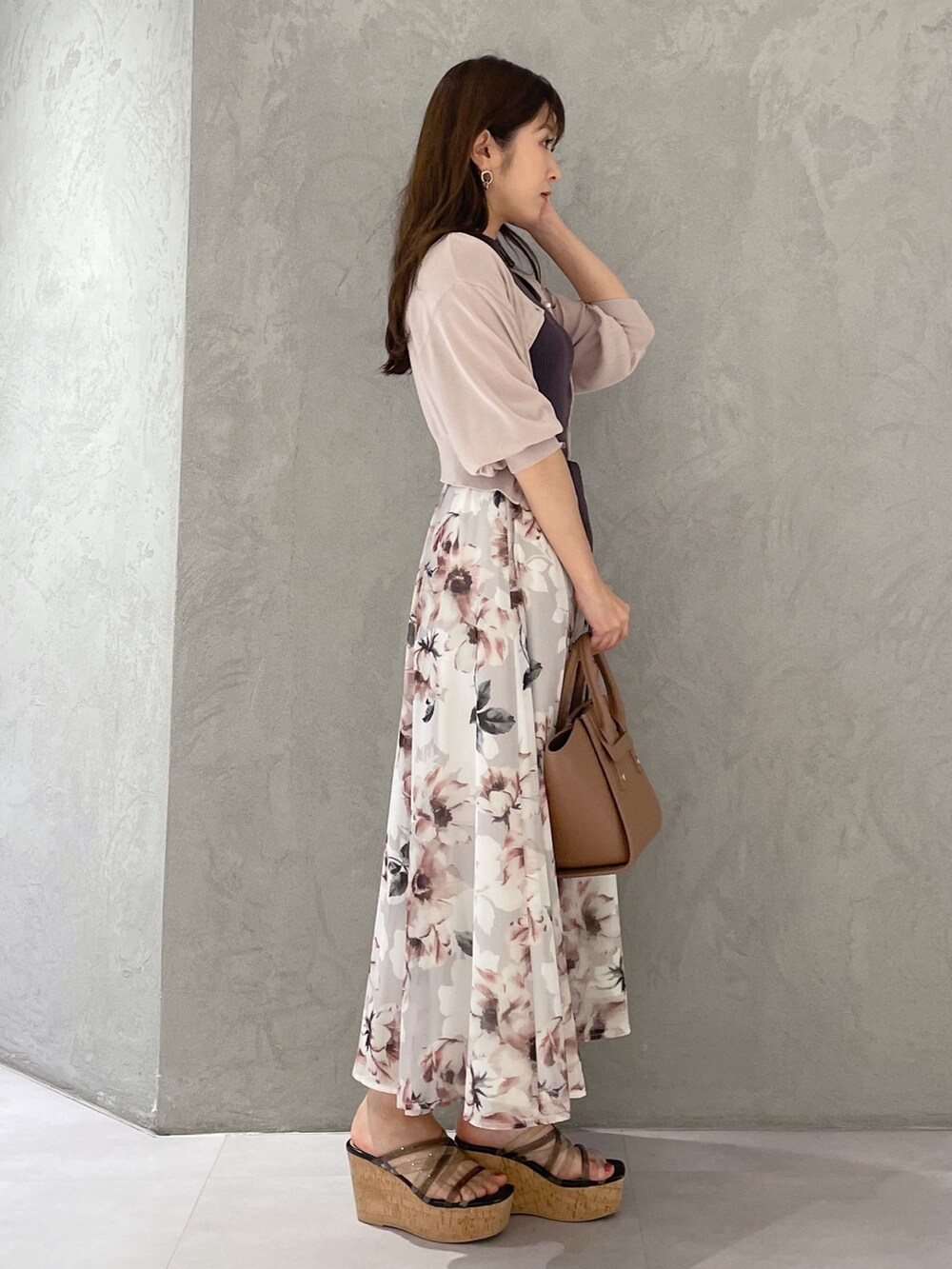 ブラック系のサンダル、ブラウン系のトートバッグ、ピンク系のワンピースを着用したレディースの夏コーディネートの2枚目の写真