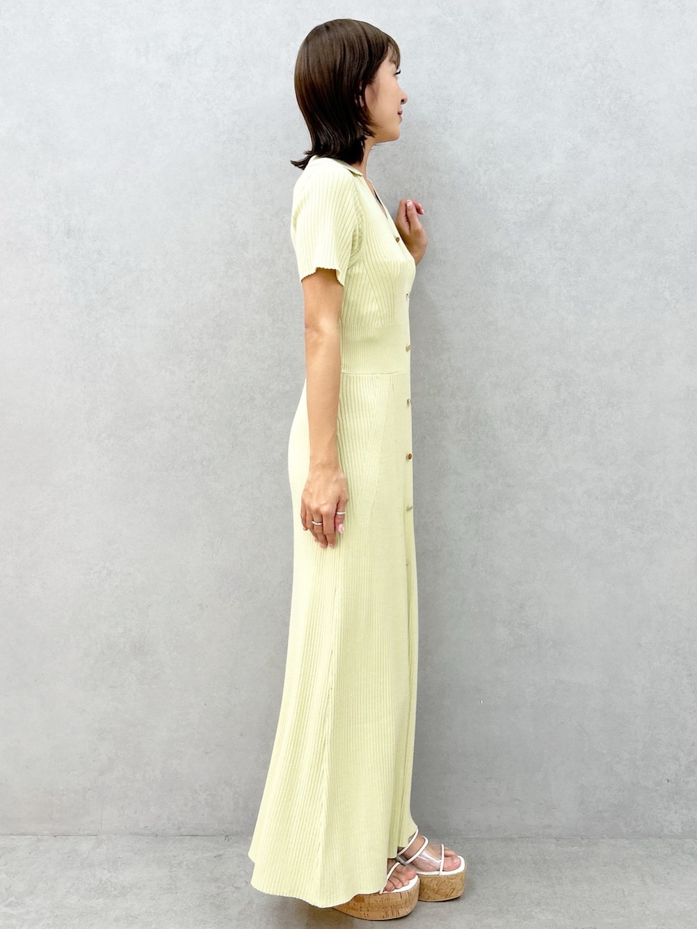 グリーン系のワンピース、その他のサンダルを着用したレディースの春コーディネートの2枚目の写真