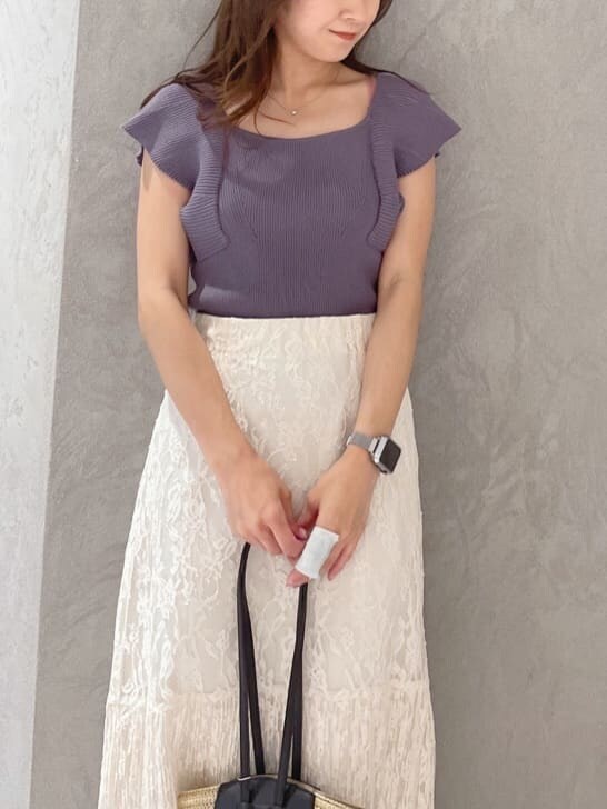 ホワイト系のスカート、グリーン系のサンダル、ブルー系のニット/セーターを着用したレディースの夏コーディネートの2枚目の写真