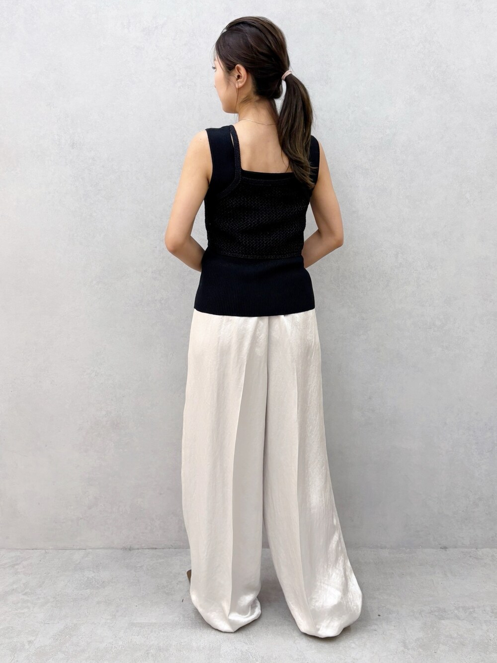 ブラック系のTシャツ/カットソー、ベージュ系のその他パンツを着用したレディースの夏コーディネートの7枚目の写真