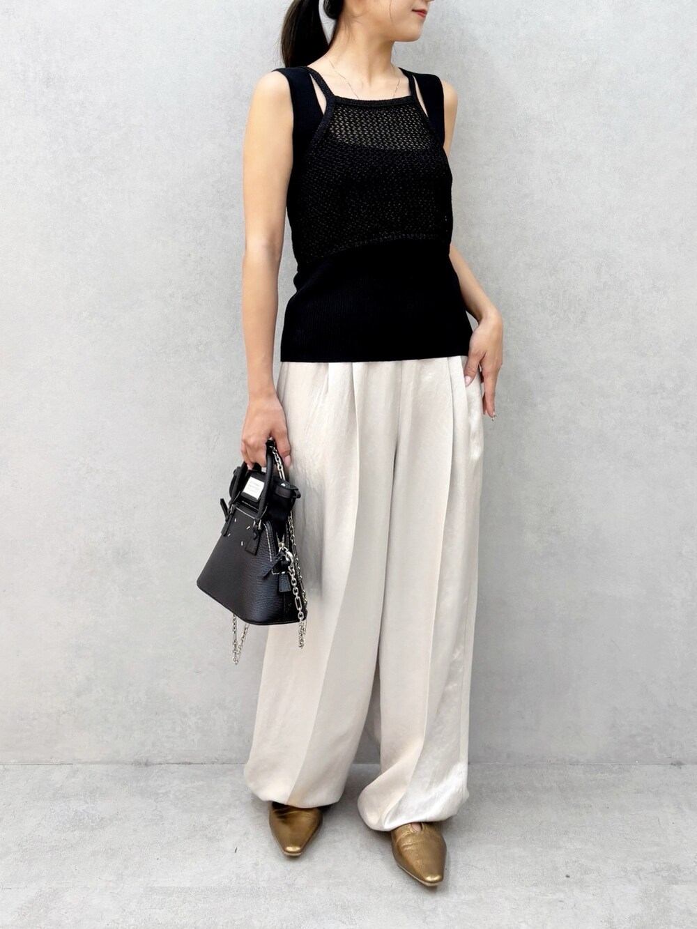 ブラック系のTシャツ/カットソー、ベージュ系のその他パンツを着用したレディースの夏コーディネートの8枚目の写真