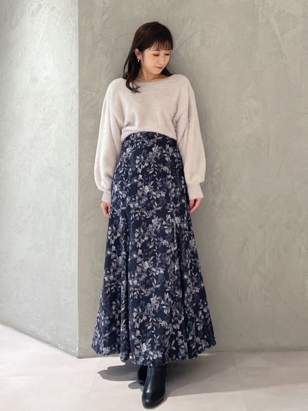 ピンク系のニット/セーター、ブルー系のスカートを着用したレディースの秋コーディネートの5枚目の写真