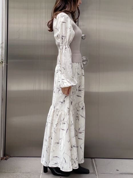 ホワイト系のワンピース、ブラック系のブーツを着用したレディースの秋コーディネートの6枚目の写真