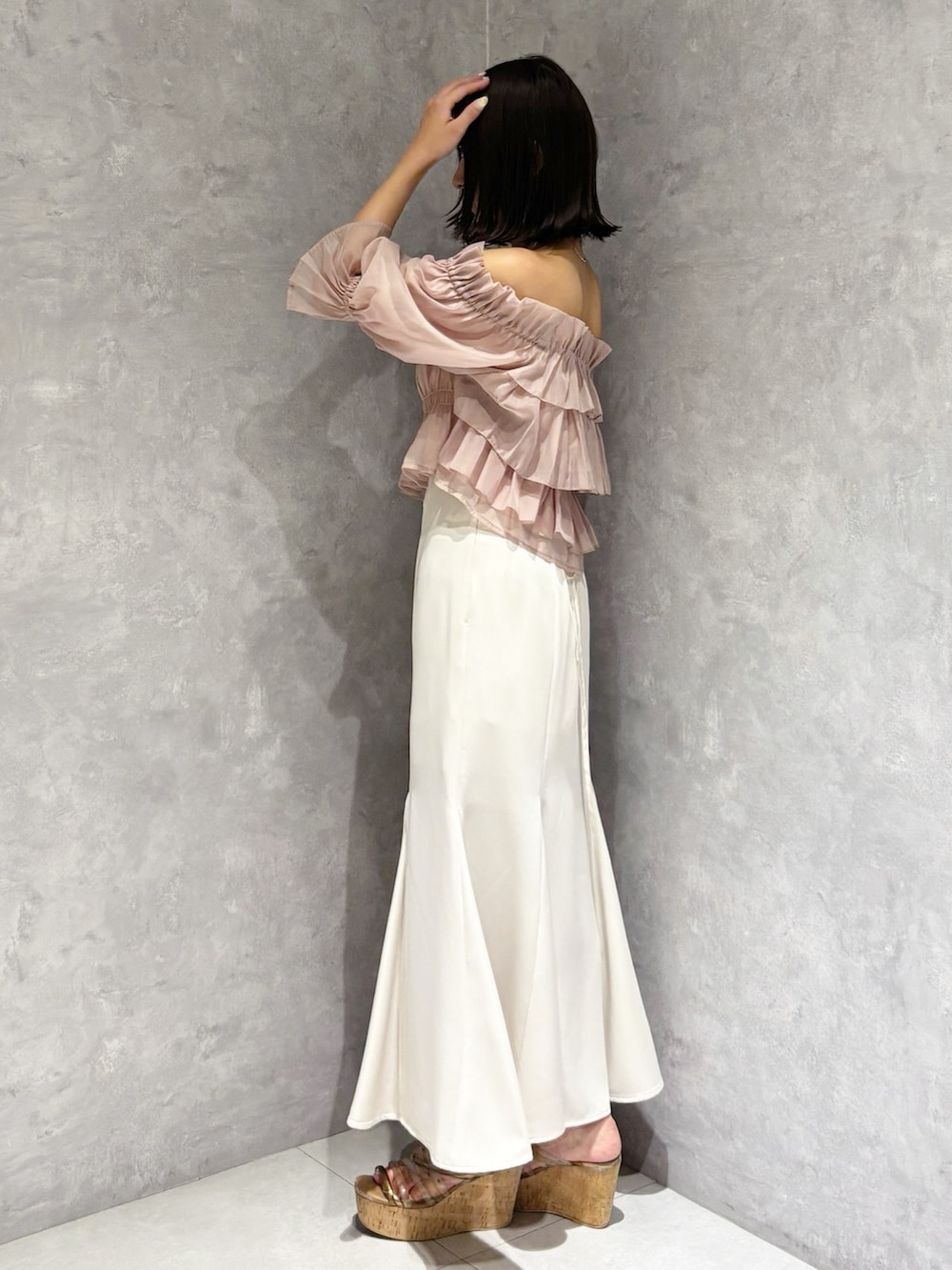 ホワイト系のスカート、ブラウン系のサンダル、ホワイト系のハンドバッグを着用したレディースの夏コーディネートの6枚目の写真