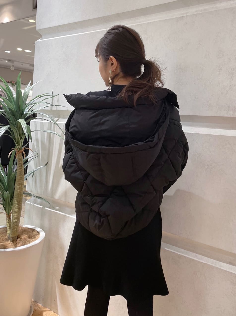 ブラック系のブルゾン、ブラック系のワンピース、ブラック系のブーツを着用したレディースの冬コーディネートの4枚目の写真