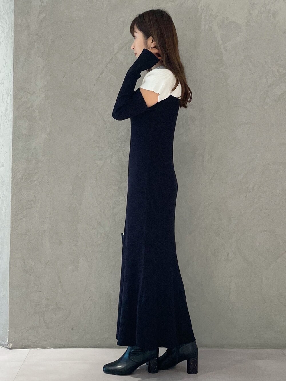 ブラック系のワンピース、ブラック系のショルダーバッグ、ブラック系のブーツを着用したレディースの秋コーディネートの2枚目の写真